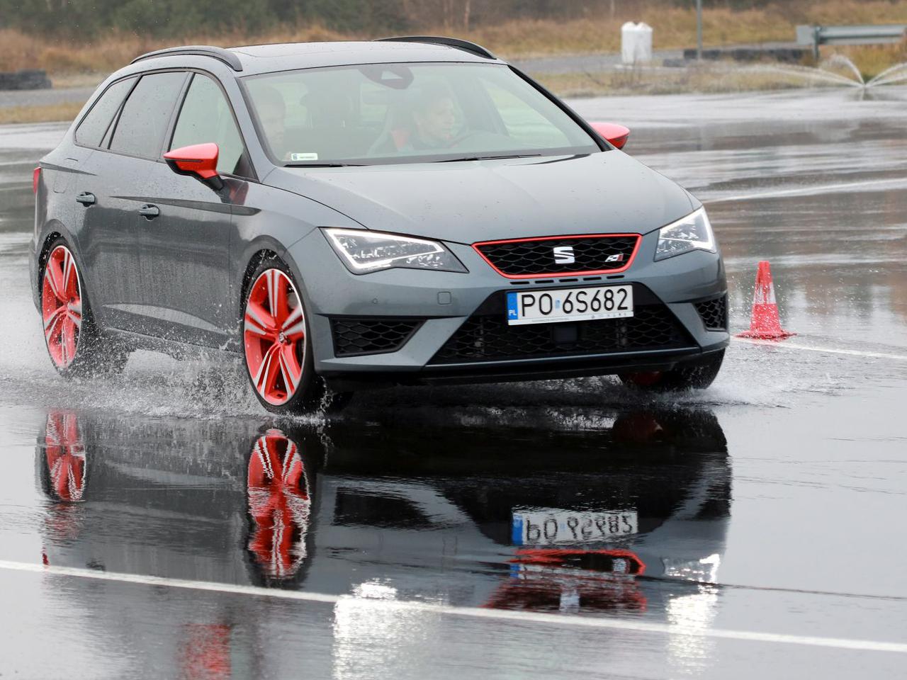 Aquaplaning – co to jest, czemu jest niebezpieczny i jak sobie z nim radzić?