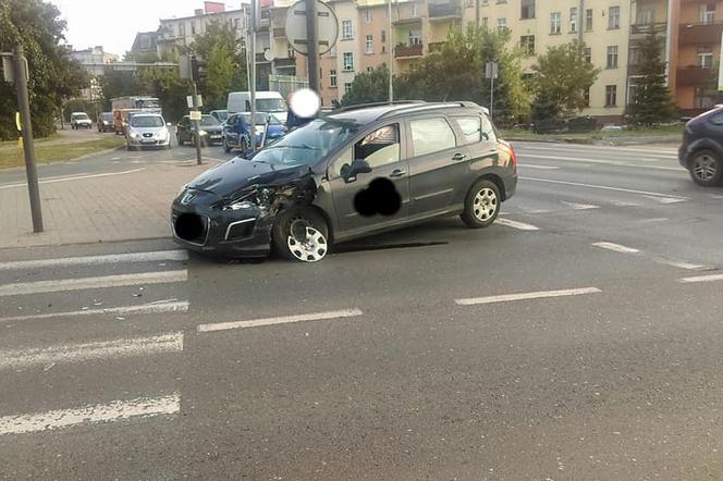 Poranny wypadek na rondzie Grunwaldzkim w Bydgoszczy [ZDJĘCIA]