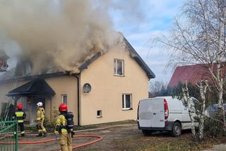 Pożar domu w powiecie toruńskim! Na miejscu aż 11 zastępów straży pożarnej [ZDJĘCIA]
