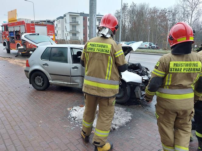 Osobówka uderzyła w latarnię na Piłsudskiego w Starachowicach