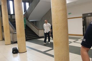 „Byłam obok, gdy tłukli Maćka”. Oskarżony o śmiertelne pobicie Maćka na Nowym Świecie z uśmiechem na twarzy słuchał zeznań świadków