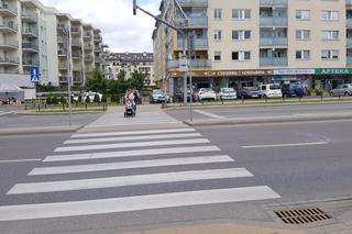 Wypadki w Warszawie. Śmiertelnie niebezpieczne miejsce dla pieszych w alei KEN. Tego przejścia boją się mieszkańcy [GALERIA, AUDIO]