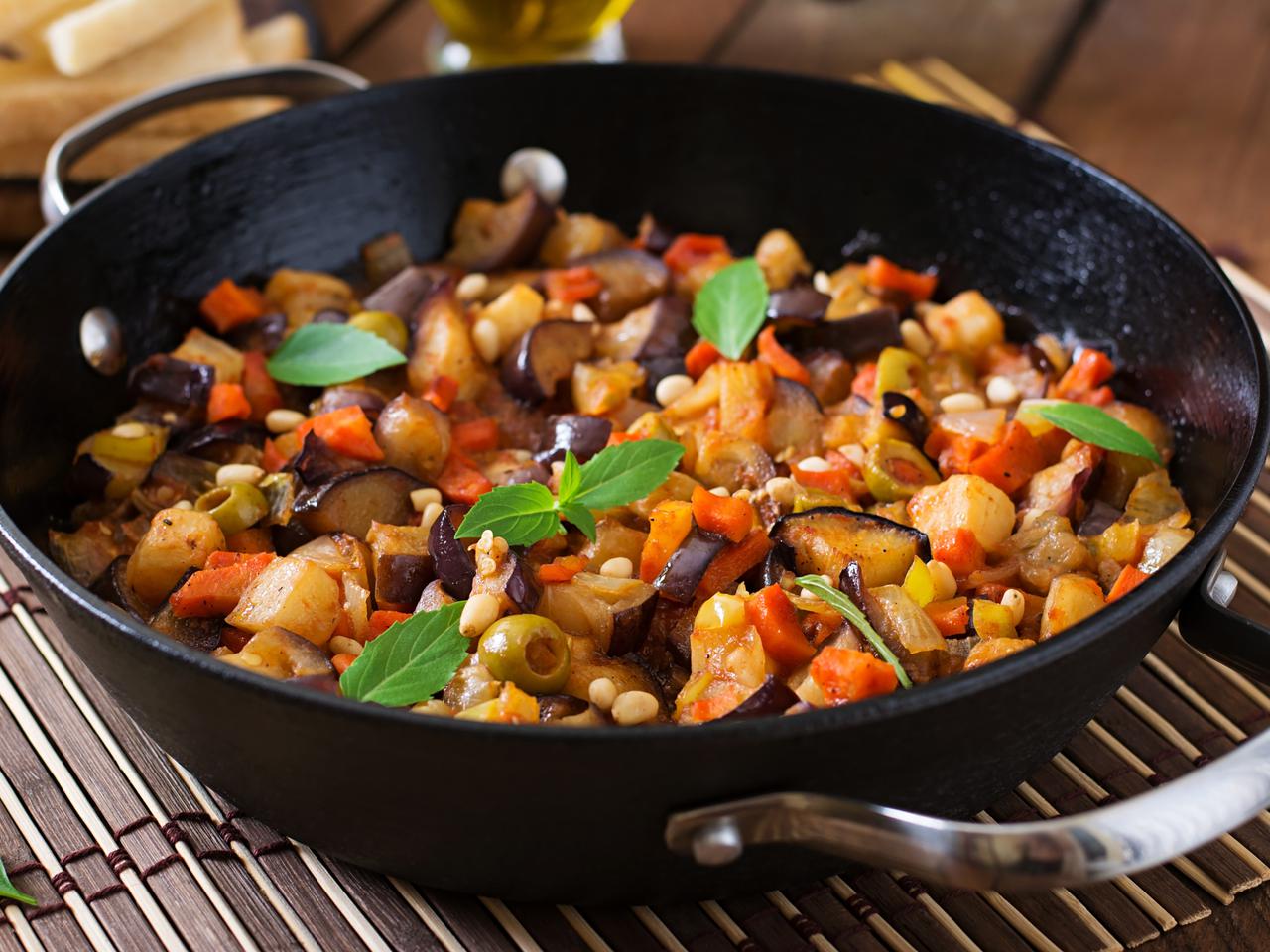 Caponata sycylijska: bakłażany z dodatkami