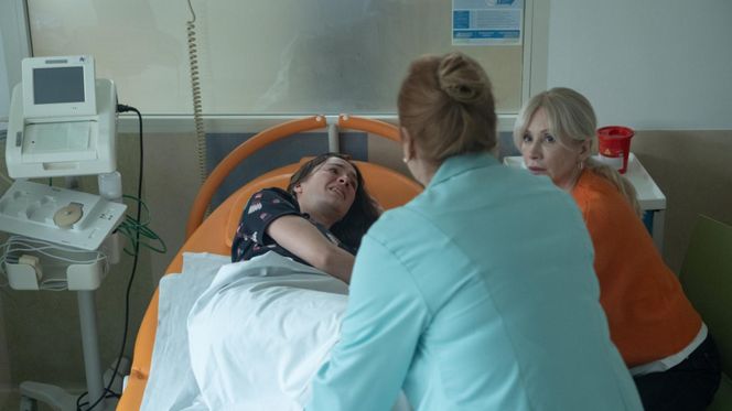 Na Wspólnej odc. 4016: Ania (Sonia Mietielica), Ewa (Ewa Gawryluk)