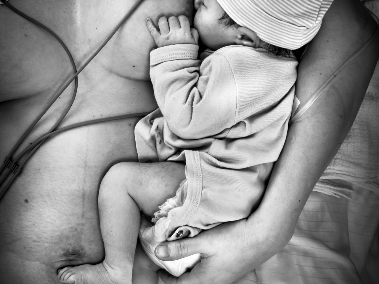 Nie mogą być przy narodzinach, ale pomagają, jak potrafią. Wspaniała akcja polskich fotografek