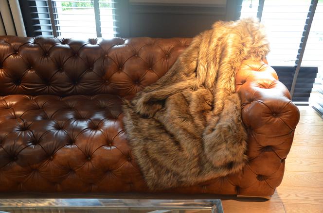 Luksusowa sofa chesterfield obita skórą