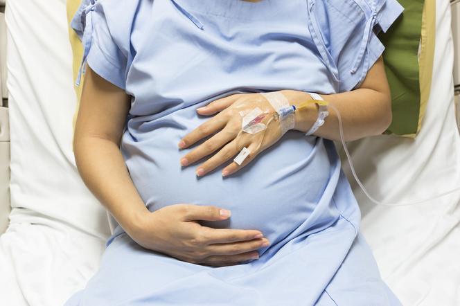 kobieta w ciąży w szpitalu pod kroplówką