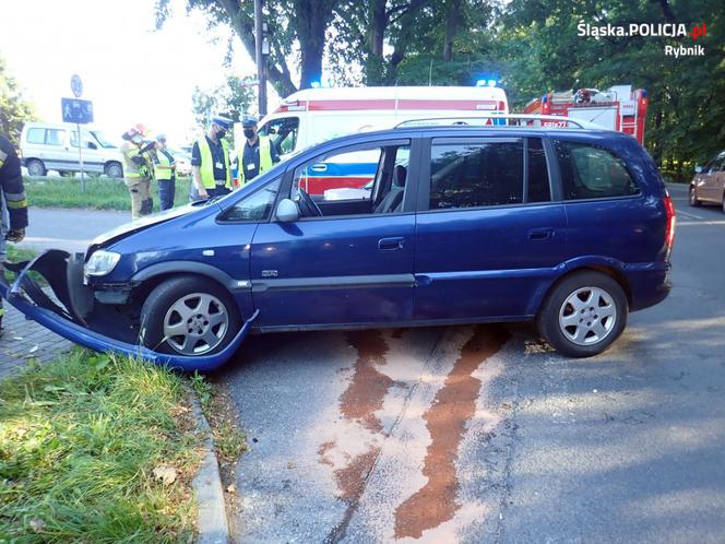 Groźny wypadek na skrzyżowaniu w Rybniku. Ranny 54-latek trafił do szpitala 
