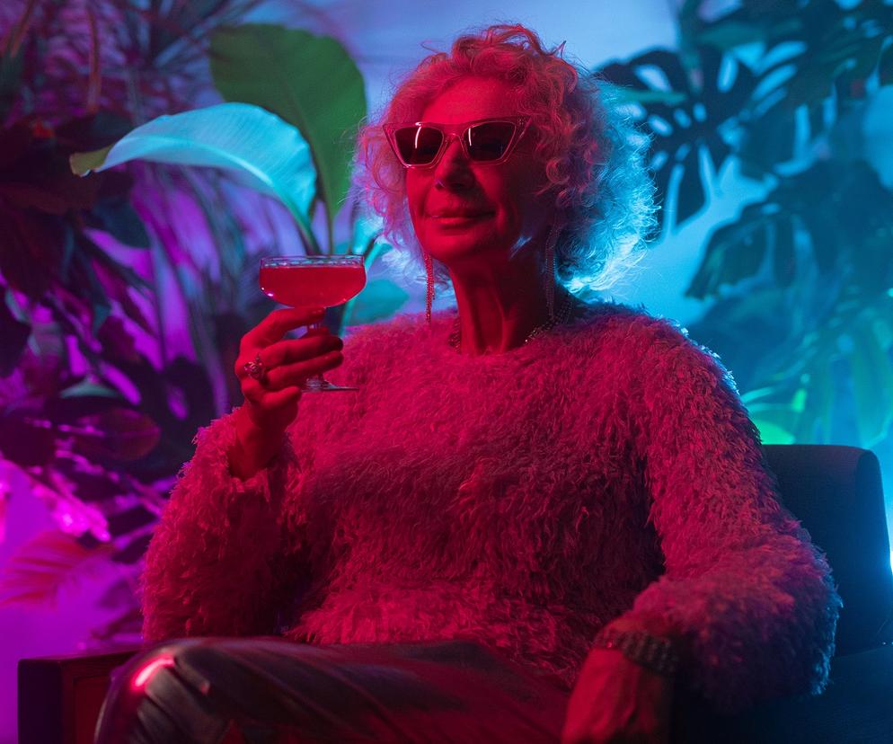 Starsza kobieta z drinkiem