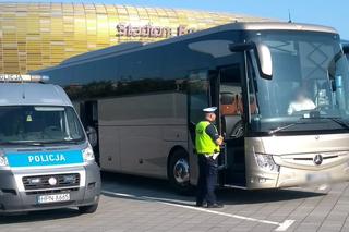  Kontrole autokarów przy gdańskim stadionie. Policjanci sprawdzają kierowców 