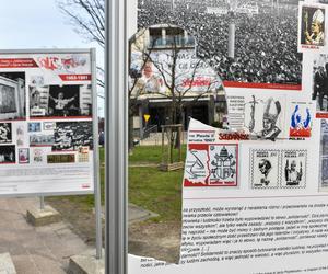 Zdewastowana wystawa papieska w Gdańsku