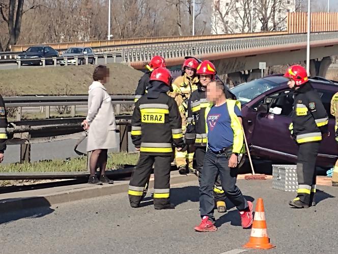 Auto zawisło na barierkach. Groźny wypadek na trasie Siekierkowskiej