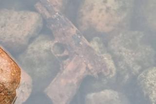 Izraelski pistolet znaleziony w rzece! Policjanci ustalają, kto jest jego właścicielem
