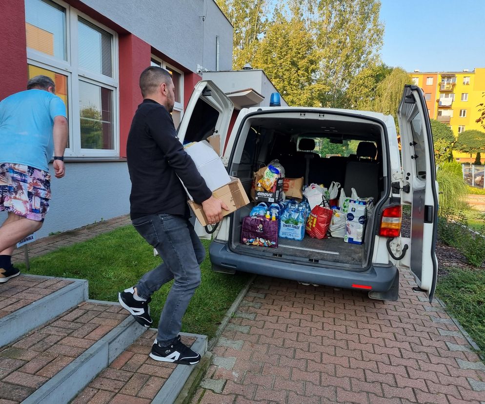 Pomoc dla powodzian w Bełchatowie. Drzwi szkół praktycznie się nie zamykają! Mieszkańcy miasta ruszyli z pomocą [ZDJĘCIA]