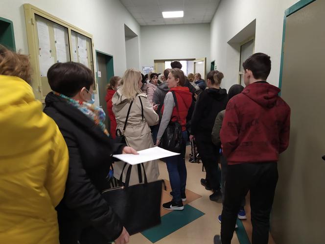 Uchodźcy, którzy składają wnioski o nadanie numeru PESEL w Siedlcach, musieli dziś czekać w długich kolejkach