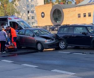 Wypadek samochodowy na Powsińskiej. Pierwszej pomocy udzielał Cezary Pazura