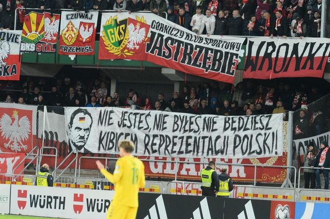 Skandaliczny transparent z Donaldem Tuskiem na meczu w Kownie