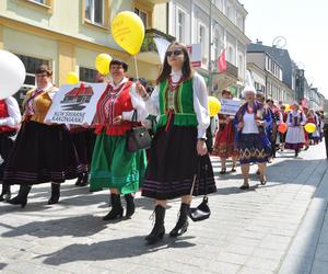 Budzenie Sienkiewki 2023 w Kielcach i parada zespołów ludowych