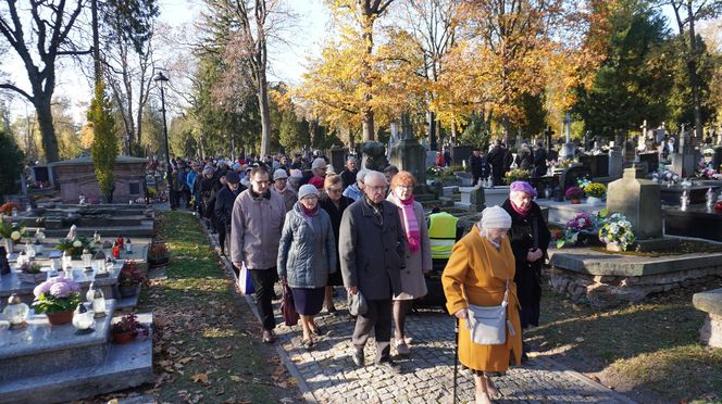 1 listopada na cmentarzu przy ul. Lipowej w Lublinie. Mieszkańcy odwiedzają groby swoich bliskich