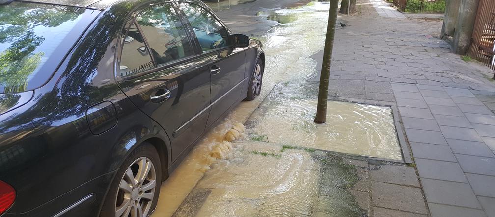 Potok wody na ul. Zamoyskiego w Bydgoszczy [ZDJĘCIA]