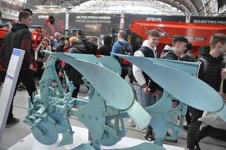 Agrotech 2023 w Targach Kielce. Zabytkowy pług i ciągnik w wersji mini na wystawie