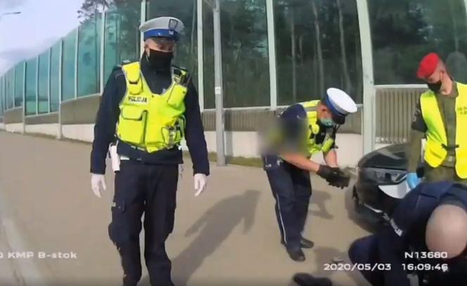 Białystok: Rzucił w policjantów nożami. Grozi mu do 10 lat więzienia
