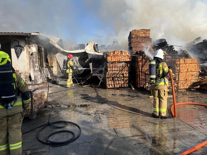 81 strażaków w akcji. Trzeba było ściągnąć specjalistyczny sprzęt