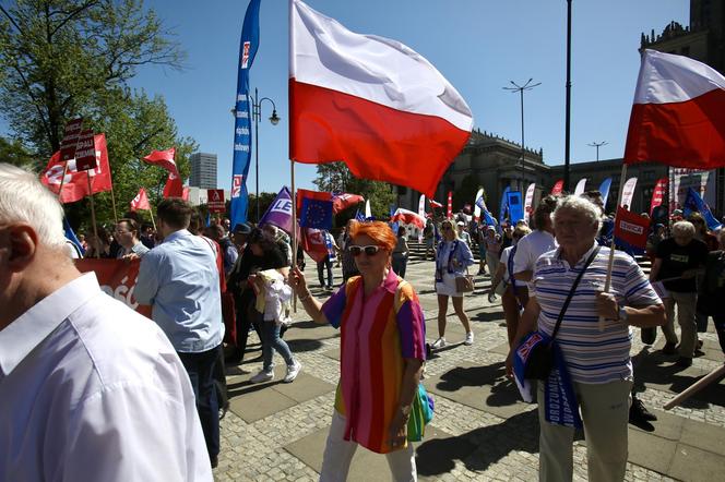 Święto Pracy w Warszawie. Przemaszerowali pod hasłem  "Chcemy Europy Socjalnej!"