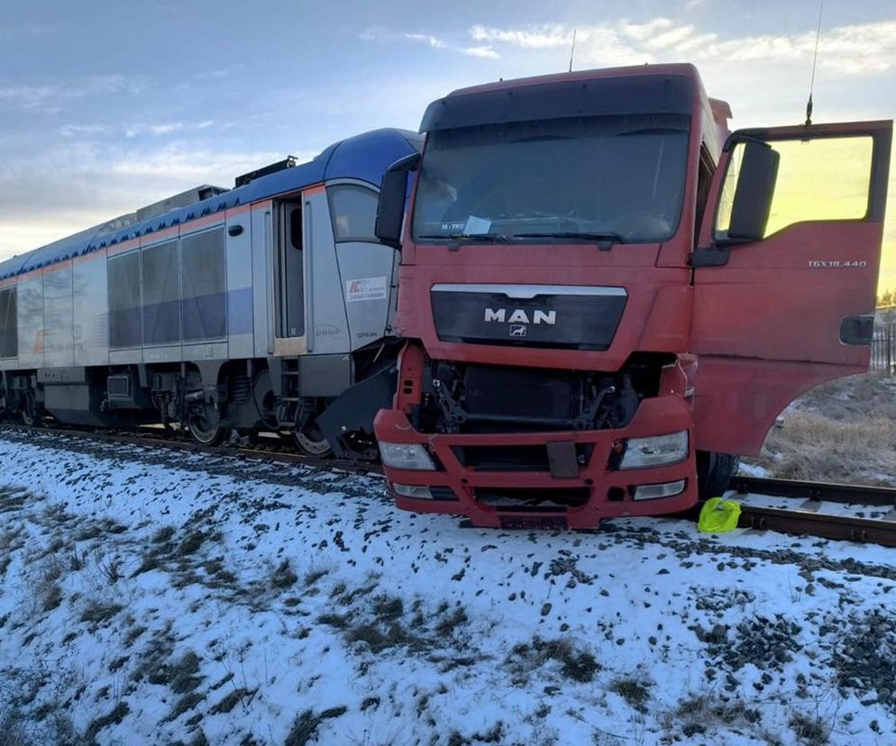 Dramat na torach. Tir wjechał w pociąg. Poważne utrudnienia