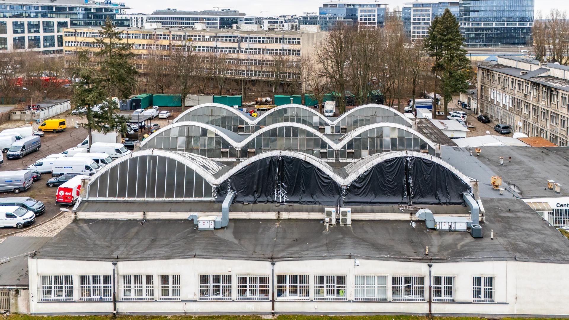 Zabytkowa hala na Suwak 4 w Warszawie