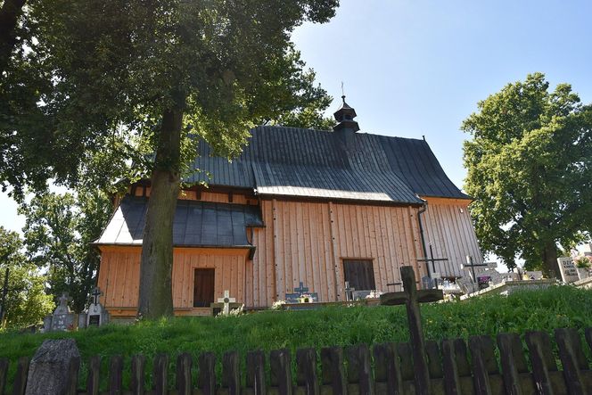 Uchodzi za jedną z najpiękniejszych wsi w Małopolsce. Zamieszkał w niej pustelnik