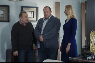 M jak miłość, odcinek 1724. Tadeusz (Bartłomiej Nowosielski), Jagoda (Katarzyna Kołeczek), Staszek (Sławomir Holland)