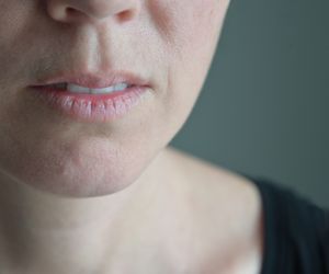 Przyspiesza metabolizm i poprawia samopoczucie. Objawy niedoboru zobaczysz na skórze