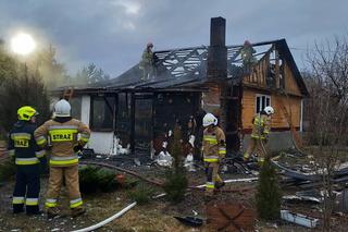 Pożar w parterowym domu. Z ogniem walczyło ponad 30 strażaków