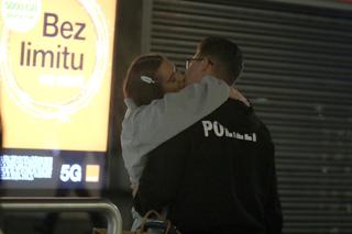 Allan wita dziewczynę na lotnisku