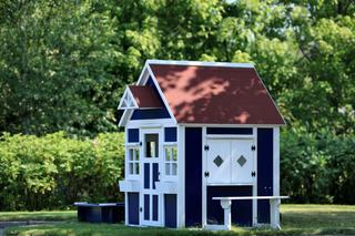 Domki drewniane dla dzieci – jaki domek wybrać do ogrodu, gdzie w ogrodzie postawić domek 