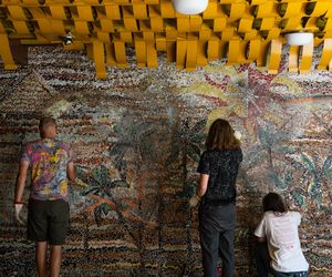 Czyszczenie mozaiki w Kiekrzu z bazgrołów