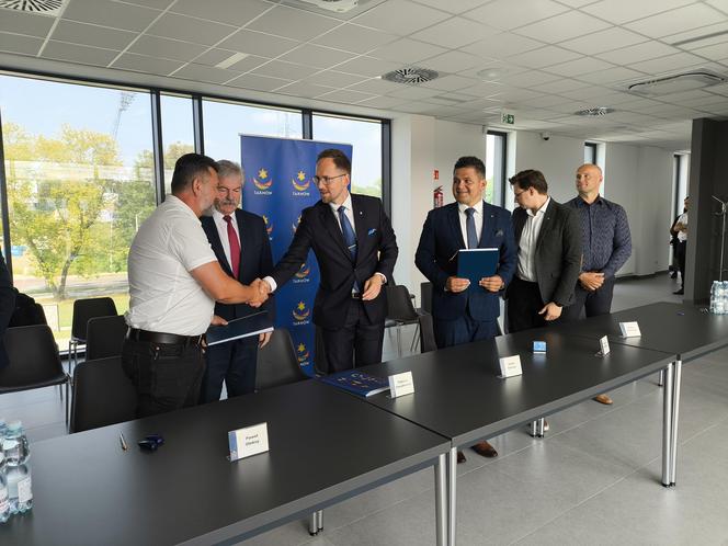 Podpisanie umowy na rozbudowę stadionu piłkarskiego w Mościcach