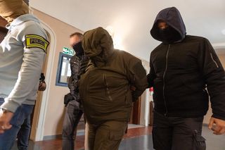 Zasłonił twarz i milczał. Ordynator z Poznania w areszcie za „lewe” zwolnienia!