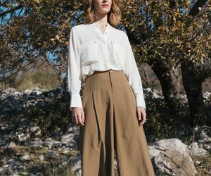 Spodnie culotte to must have tego lata. Jak je nosić w modnym stylu? 