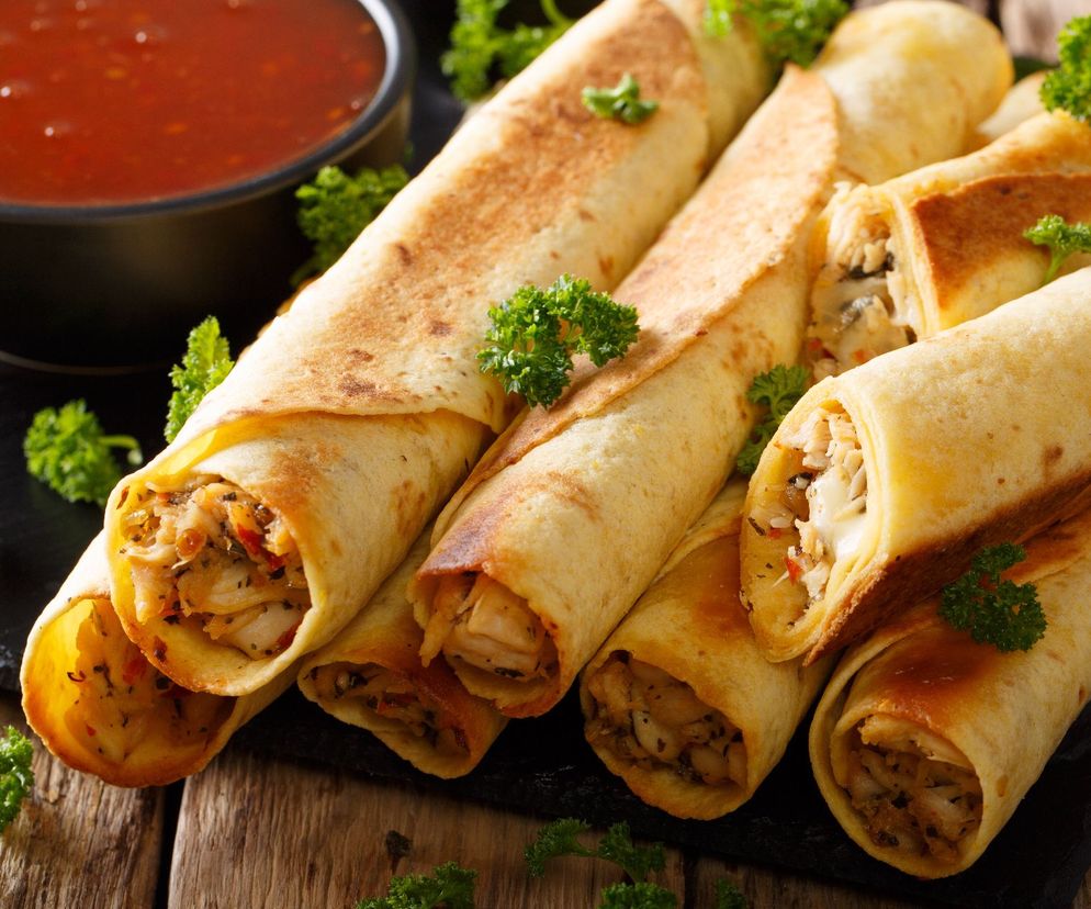 Pieczone roladki z tortilli nadziewane kurczakiem - sprawdź, jakie to proste i pyszne!
