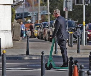 Poseł Wipler przejechał hulajnogą na czerwonym świetle