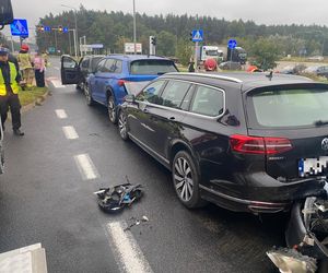 Domino na Konstytucji 3 Maja w Lesznie. Zderzyły się cztery samochody osobowe [ZDJĘCIA]