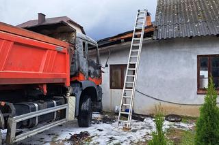 Borzęcin. Pożar samochodu ciężarowego pod budynkiem gospodarczym