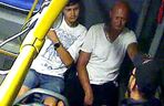 Pobili brutalnie pasażera autobusu w Krakowie. Policja udostępniła ich wizerunki