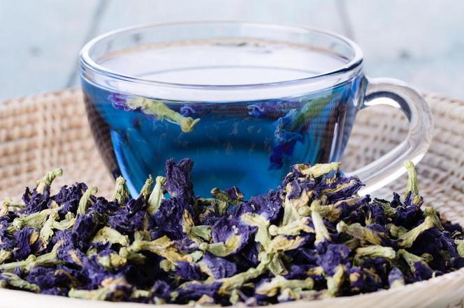 Poczuj magię Butterfly Pea Tea. Tajowie wiedzą, że ich niebieska herbata to ratunek na upalne dni