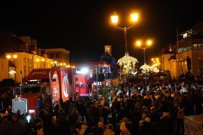 Ciężarówka Coca-cola w Białymstoku! Świąteczna atrakcja przyciągnęła tłumy mieszkańców na Rynek Kościuszki