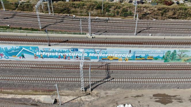 Na stacji Warszawa Zachodnia powstał nowy mural. Jego długość to ponad 300 metrów