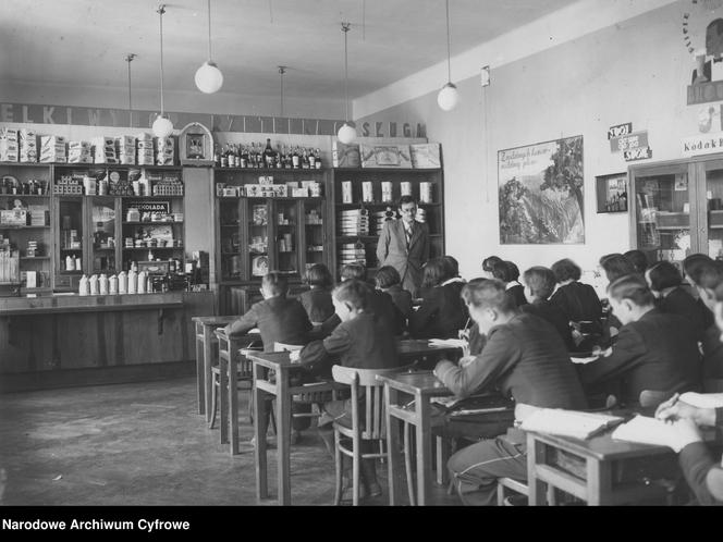 Uczniowie Gimnazjum Kupieckiego Towarzystwa Szkoły Ludowej w Rzeszowie podczas lekcji. 1939.