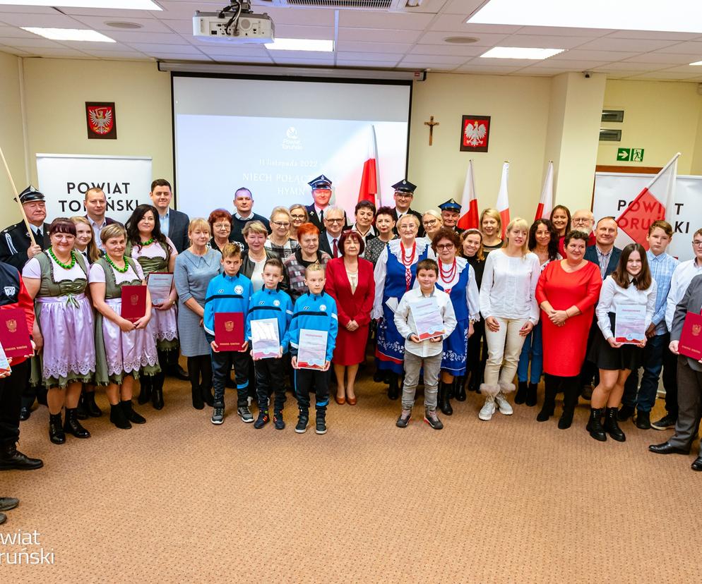 „Niech połączy nas hymn” - piękna, kolorowa premiera w siedzibie Starostwa Powiatowego